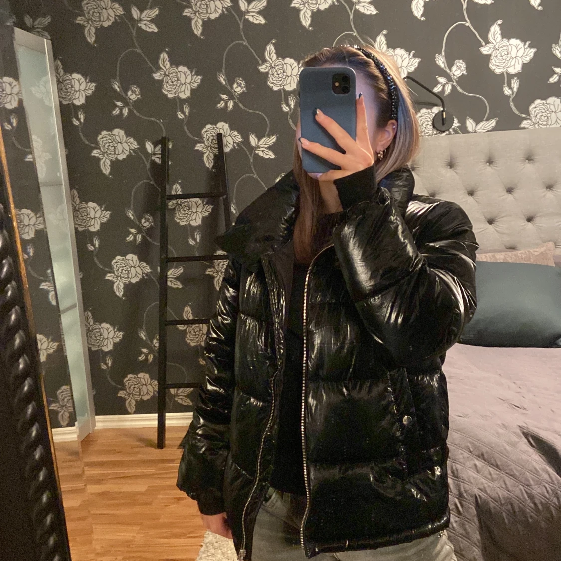 Svart glansig jacka - 91
