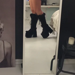 Demonia camel 311 - Säljer mina babies <\3, jätte snygga inför vintern om man gillar att stå ut ur mängden. Endast använda 1 gång utomhus och är i nyskick! köpt hos c.u.m clubware i Sthlm. Strl 39 men passar mig som har 40-41! xx