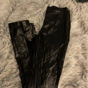 Byxor  - Säljer ett par lack byxor från SHEIN. Oanvända storlek M 