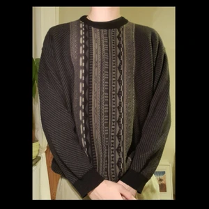 Ross River oversized vintage tröja - Skick: 8/10 - Strlk: L - Unisex                                            Mysig och stor tröja i bra skick utan fläckar hål eller liknande. Klädstilen är nog: mysiga farfarskläder - om det nu är en klädstil? Hör gärna av er om ni har några frågor:)