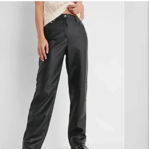 Skinnbyxor nakd - Säljer dessa supersnygga kostymbyxorna från nakd. Lappen finns kvar och är inte använda, endast testade🤍🤍