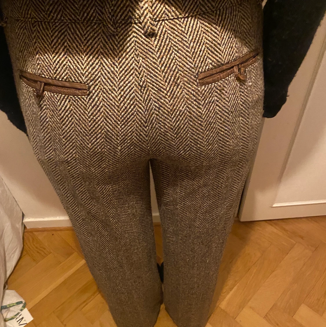 Byxor i brunt fiskbensmönster  - 90