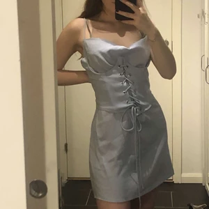 Klänning med korsett  - Super söt klänning med korsett. Dock beställde jag en storlek för stor så den får säljas vidare. Frakt är inte inkluderat i priset.