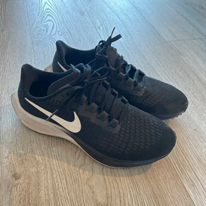 Nike air zoom pegasus  - Använda 1 eller 2 ggr, fel passform för min fot. Så de är alltså jättefina i nyskick! 