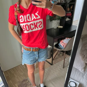 Zadig voltaire tshirt - Sjukt snygg röd tshirt från zadig, sällan använd och i bra skick men köppte den tyvärr för liten! ❤️❤️😍🙏🏻