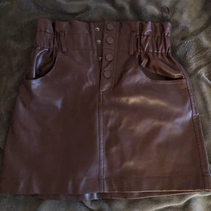 zara kjol - bekväm å snygg!! den är lite stretchig i midjan också. xs men passar mig med s. vet inte riktigt vad materialet är men tror det är nån skinnimitation. Från Zara 🤎🌸