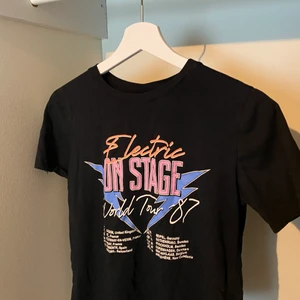 Svart t-shirt  - En svart t-shirt från Gina tricot. Originalpris: 120kr. Storlek S. Dm vid intresse 