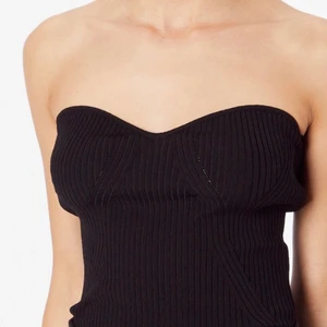 Svart Tubtopp - Säljer min helt nya trendiga tubtopp från gina. Helt oanvänd och slutsåld så går inte att få tag på längre. Nypris ligger på 300 kr , men jag säljer den för 250 + frakt. Pris kan disskutetas. Jag säljer den pågrund av att den inte kommer till användning. Materialet är stretchigt så därför passar den från S-L ⚡️hör av er om ni vill ha egna bilder eller om ni har frågor⚡️