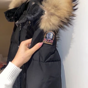 Parajumper longbear dam, strl XS - Säljer nu min parajumper som är köpt på Skistarshop 2018 i storleken XS. Denna parajumper är av ny modell med två olika märken på armen som går att byta ut, ett svart och ett rött. Nypriset var 9900:- och jag säljer min för 3000:-. OBS! Köparen står för fraktkostnaden i vanlig ordning.