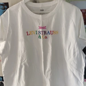 Levis tröja - Jättefin Levis tröja som knappt har kommit till användning (därför är den inte stryktk)💕