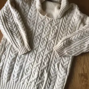 Principles is a famous knitwear UK brand. This wool jumper won’t let you down in the most freezing days of winter! 100% wool