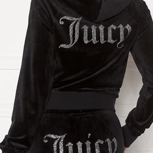 Juicy coutore  - Jag säljer mitt juicy coutore sätt i svart, då jag ej använder settet, har använt några få gånger och både byxor och koftan är i bra skick. Pris kan diskuteras