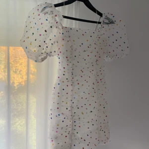 Festklänning XS - Säljer denna helt fantastiska klänning från GLAMOROUS. Använd vid två tillfällen, inget slitage eller fläckar. 