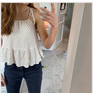 Topp - Så fint prickigt linne från mango men köpt på Zalando. Knappt använt. Justerbara band då man knyter dem