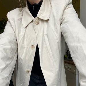 Beige Trenchcoat  - Jättefin trenchcoat i beige! Går till under knäna på mig som är 172 å passar S men även xs/m beroende på passform! Har en svart fläck på ryggen som jag ska försöka få bort innan försäljning! 