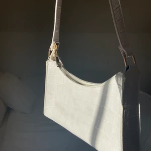 Väska  - Säljer för den kommer aldrig till användning längre, dem sista två bilderna är lånade. Frakt tillkommer 