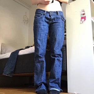 Lowrise jeans  - Perfekta lowrise jeans med rhinestones på bakfickan. Jag är 163, tror dom skulle passa vem som helst mellan 160-175. Skriv för fler bilder. Buda i kommentarna eller köp direkt för 300.