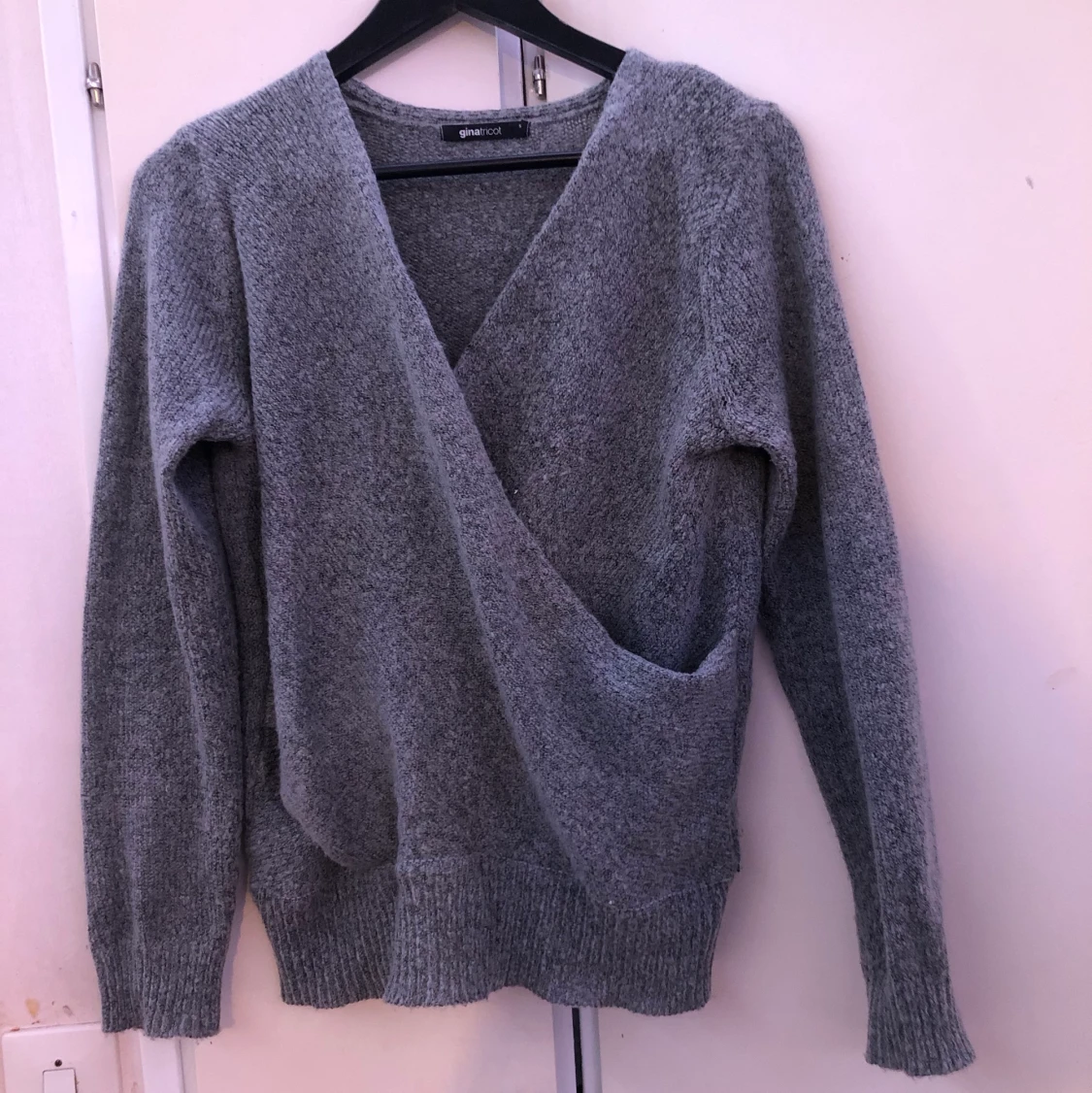 Grå stickad tröja