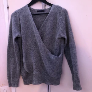 Grå stickad tröja  - En grå stickad tröja i storlek s men passar m med 💕