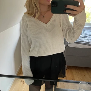 Vit stickad tröja  - Vit stickad tröja, köparen står för frakten❤️har klippt bort lappen så vet inte vilken storlek men skulle säga att den passar xxs-m