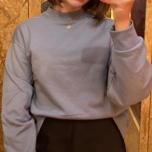 Weekday crewneck - Crewneck med halv polokrage. Tröjan är lite croppad vilket blir snyggt till mer högmidjade byxor. Den är i storlek M och är true to size. Hör av dig om du har några frågor <3