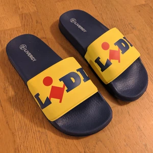 Lidl Tofflor - Dessa eftertraktade limited edition Lidl tofflor i storlek 41! Helt oanvända med lappen kvar! (Obs! Inte min bild)