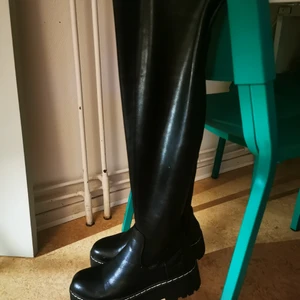 Stövlar  - Svarta stövlar strl 38 nästan oanvända har för stora vader. 