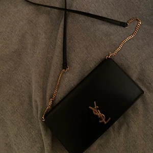 YSL Monogram Phone holder - Hej! Tänkte göra en intresse koll på min lilla Saint laurent väska. Den har inga synliga märken/repor och är ca 1,5 år gammal, Självklart ingår äkthetsbevis från Farfetch (där den är köpt) och orginalboxen. Nypris är 5500 så tar endast emot bud från 2500kr.                                                                                   Skriv gärna privat för vidare frågor eller bilder ⚡️
