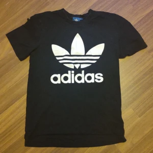 Adidas T-shirt - Oanvänd adidas T-shirt storlek XS