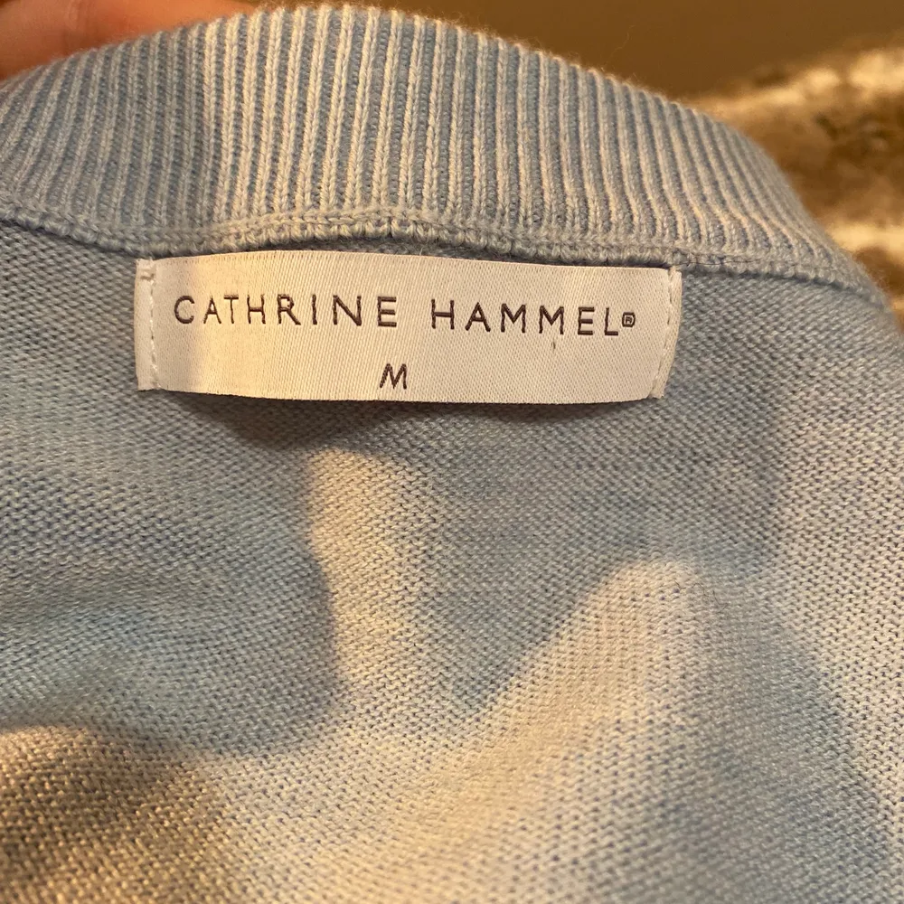Säljer min fina Cathrine Hammel tröja som tyvärr inte kommer till användning. Den är i fint skick och använd ett fåtal gånger. Storlek m men skulle kunna passa s också. Köparen står för frakt💕💕. Tröjor & Koftor.