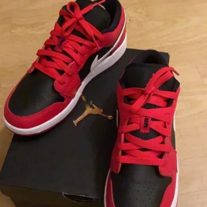 Low jordan - Beställde dom här jordans och tyvärr passade inte dom så jag säljer dom för billigare pris dom är inte använda har bara testat!😇👍