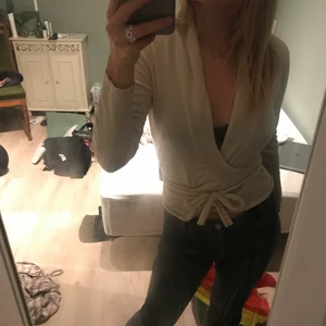 Kofta 100 kr - Jätte söt kofta köpt på second hand! Man kan knyta den hur man vill. Möts i Stockholm ❣️