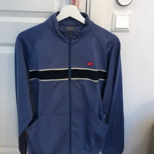Vintage nike tröja - Säljer en vintage nike tröja! Köpt på Beyond Retro i somras! Använd 1-2 gånger! Säljer pga att den inte kommer till någon användning! Det står att strl är XL men skulle säga att den mer är en M-L! Passar även S och XS! 