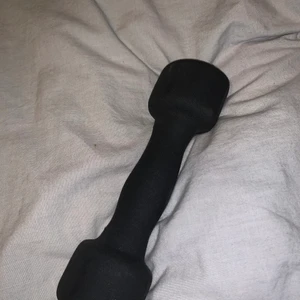 2 st 2kg dumbells för 200kr - Aldrig använda. Ligger bara och skrotar