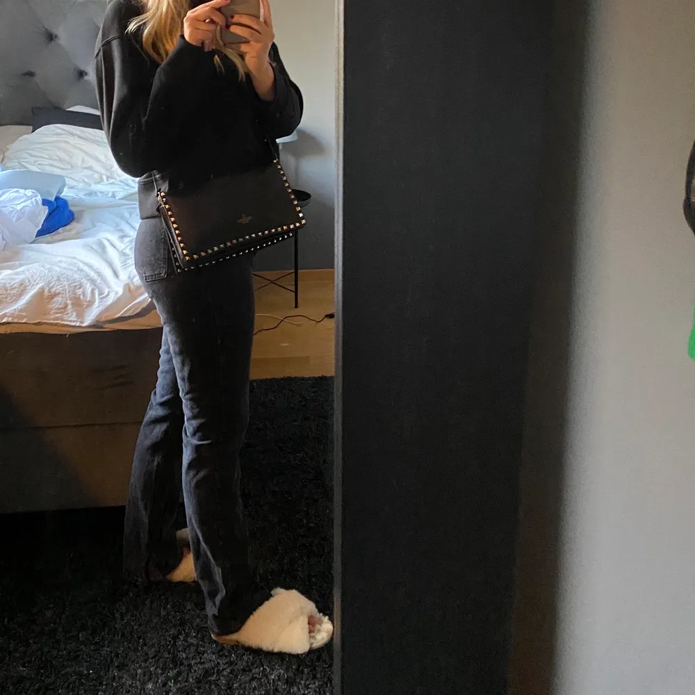 Gråa jeans från zara med slits nedtill. Endast testade i strl 40 (små i storleken som en 38) 200kr. Jeans & Byxor.