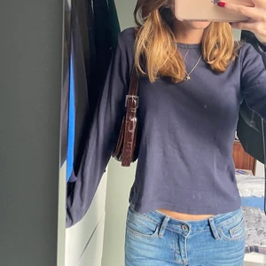 Blå långärmad  - Säljer denna fina långärmad då den inte kommer till användning längre. Köpt från brandy melville  Hör av er för fler frågor eller bilder🥰