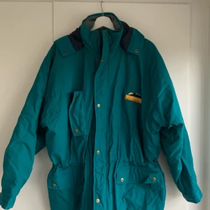 Retro/vintage vinterjacka - Varm fordrad vinterjacka. Gammal, men ändå hyfsat fin kvalite fortfarande. Frakt tillkommer.