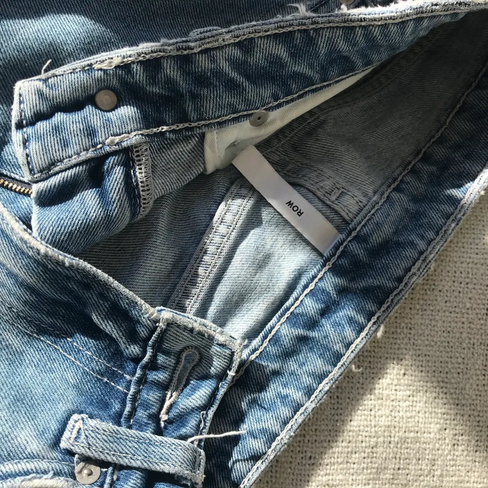Jeans från Weekday, modellen ”Row”. Stl W25. Passar mej som är 170 cm lång och har W24/W25 i jeans. Skriv vid frågor.. Jeans & Byxor.