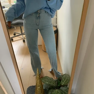 Trendiga jeans från zara - Ett par högmidjade ljusblå jeans från zara med slits. Älskar passformen och färgen! Priset kan diskuteras! :) 