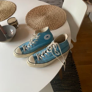 Blå converse - Säljer mina blåa converse. Dem är använda typ tre gånger så är som i ny skick. 