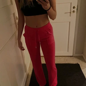 Juicy couture stl S - Säljer dessa mjukisbyxor. De är juicy coutures Cotton Rich Del Ray Pants i färgen Raspberry Rose och i storleken S. Jag säljer dem eftersom att färgen var lite för stark för min smak. Dem är nyköpta, har prislappen på och aldrig använda. Nypris är 1100 kr och dem är köpta på Nelly.com💕