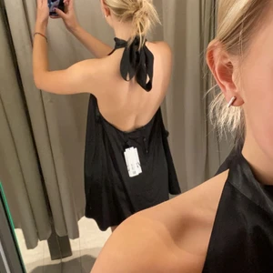 Klänning - Jätte fin klänning från zara med hög krage och öppen rygg. Bara använd en gång men säljer just för att den inte kommit till användning