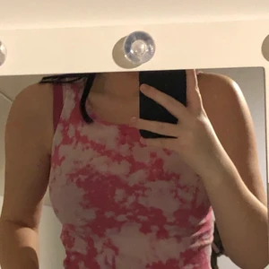 Tie dyelinne - Säljer detta jättesöta linne från H&M som jag har tiedyat själv. Det är köpt på barnavdelningen men passar mig som normalt sett har XS/ S i toppar