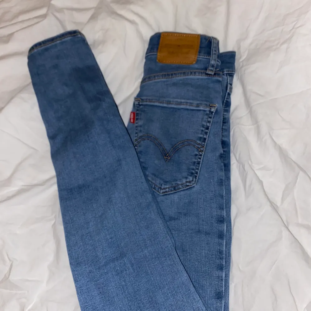 Ett par blå jeans från Levis i modellen mile high super skinny. Knappt anvönda och i väldigt bra skick. . Jeans & Byxor.