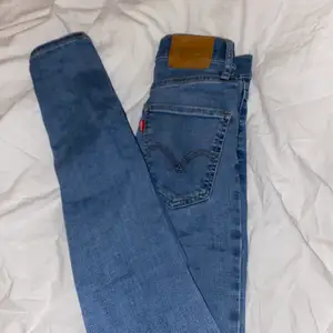 Ett par blå jeans från Levis i modellen mile high super skinny. Knappt anvönda och i väldigt bra skick. 