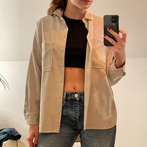 Beige manchester-skjorta - Beige skjorta i manchester från Stradvarious. Är lite längre där bak och väldigt stilren. Skulle säga att dne även passar M. Väldigt bra skick.❣️
