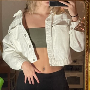 cropad jeansjacka - en cropad jeansjacka från Zara. jättefin och i bra skick, inte mkt använd. strl S. frakt tillkommer 