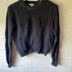 Stickad tröja HM - Blå stickad tröja från HM, storlek xs. Fint skick.