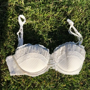 Vintage bh - Cremefärgad vintage bh med massa fina detaljer! Märkt storlek 75A. Gott defektfritt skick. Köpare står för frakt