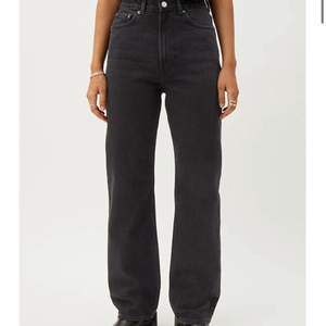 Oanvända weekday rowe jeans i svart. Storlek 28/32, 300kr plus frakt.❤️